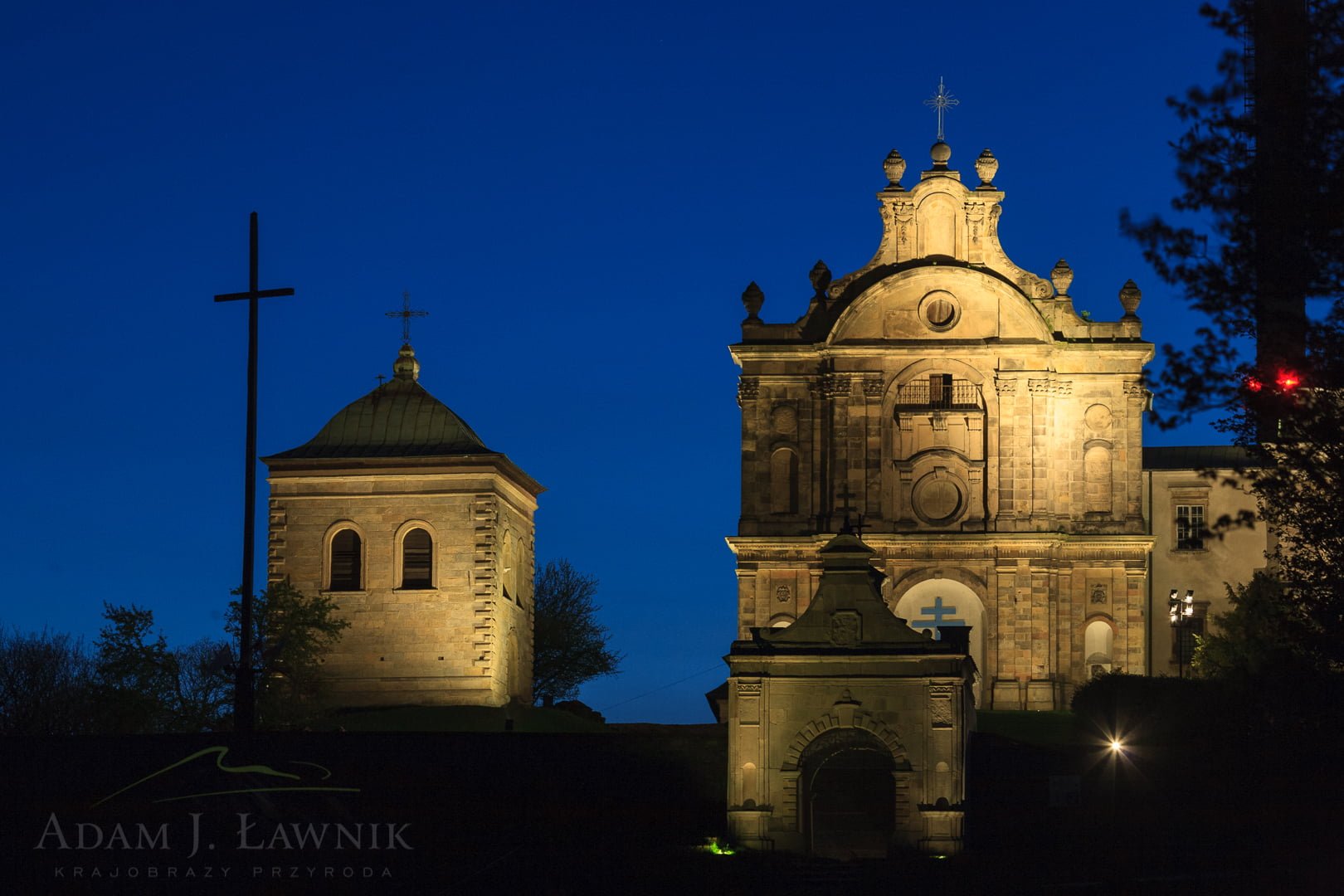 Klasztor na Świętym Krzyżu nocą