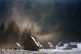 Szałasy w Dolinie Chochołowskiej we mgle