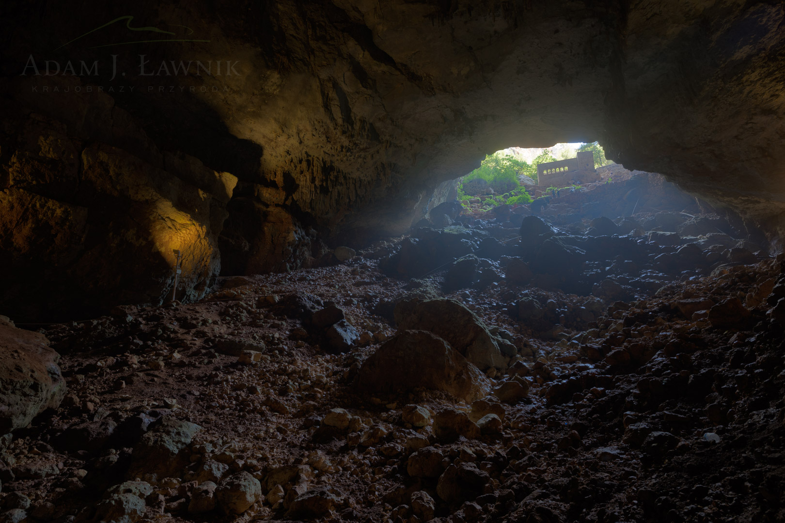 Wnętrze jaskini i widok na klasztor Cennet and Cehennem